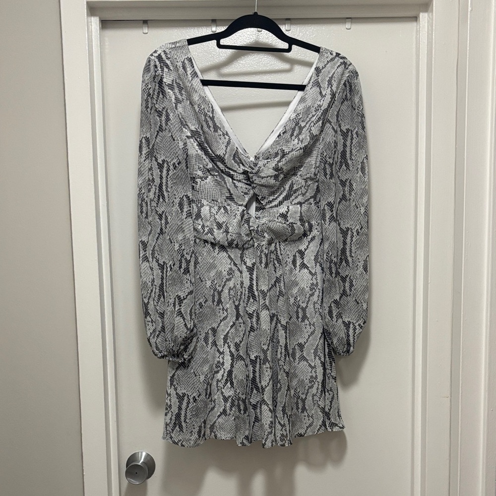 NWT Express Snake-Print Long Sleeve Mini Dress in Gray with cutout - Small